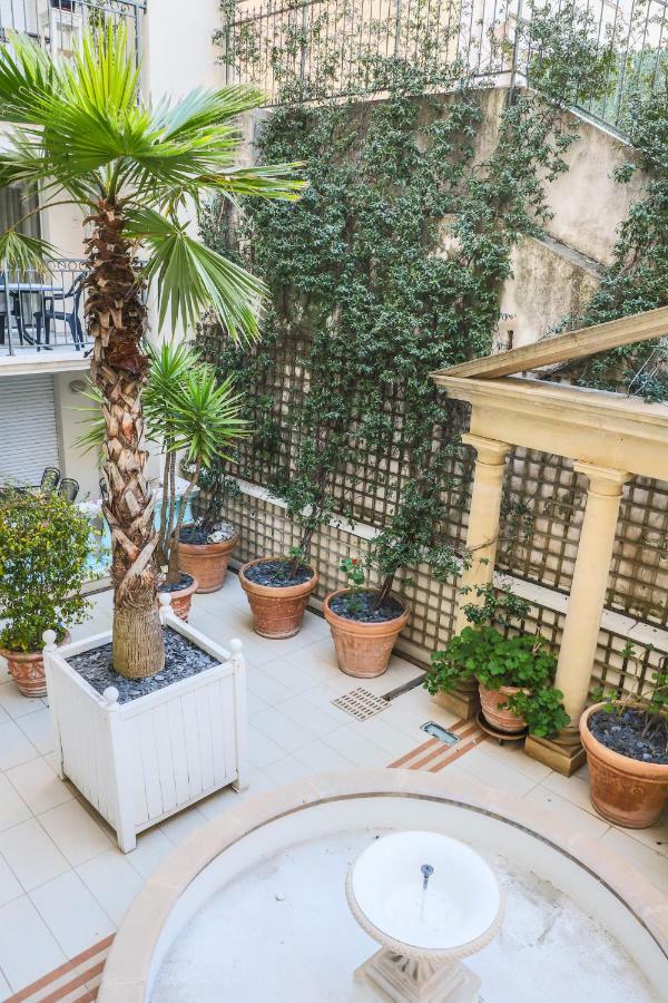 Cannes Palazzio Buitenkant foto
